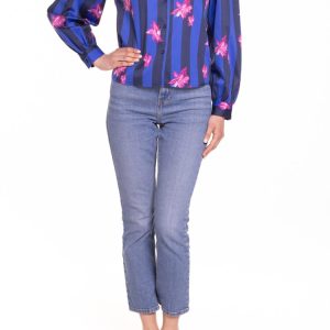 Camicia girocollo riga blu e bluette con fiore fucsia