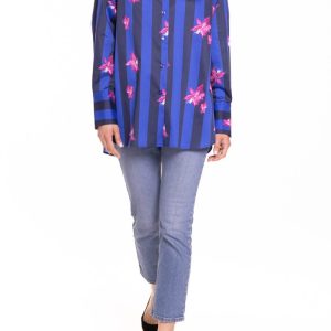 Camicia oversize riga blu e bluette con fiore fucsia
