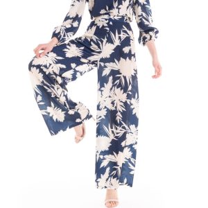 Top a fiori blu e panna